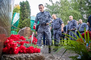 Одинцовские партийцы возложили цветы к воинскому Мемориалу в деревне Солманово
