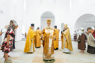 В строящемся храме на Николиной горе в Одинцовском округе прошла первая литургия
