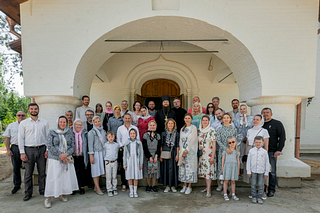 В строящемся храме на Николиной горе в Одинцовском округе прошла первая литургия