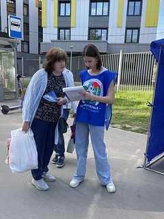 Участники движения «Подмосковье — наше будущее!» проводят в Одинцово опрос по благоустройству