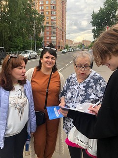 Участники движения «Подмосковье — наше будущее!» проводят в Одинцово опрос по благоустройству