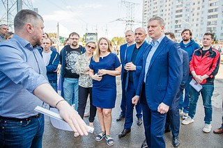 Глава Одинцовского городского округа Андрей Иванов оценил темпы строительства выезда из микрорайона Трехгорки на Северный обход Одинцово. На инспекции также присутствовали заместители, подрядчик, депутат и инициативные жители микрорайона