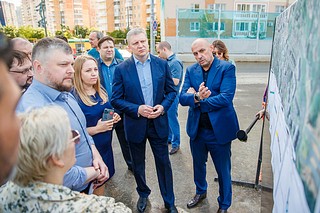 Глава Одинцовского городского округа Андрей Иванов оценил темпы строительства выезда из микрорайона Трехгорки на Северный обход Одинцово. На инспекции также присутствовали заместители, подрядчик, депутат и инициативные жители микрорайона