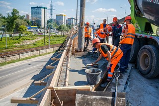 Подрядчик уже заменил асфальтобетонное покрытие, обустроил тротуар, установил современные барьерные и перильные ограждения, а также новое освещение в сторону Москвы