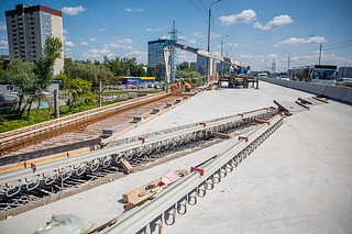 Подрядчик уже заменил асфальтобетонное покрытие, обустроил тротуар, установил современные барьерные и перильные ограждения, а также новое освещение в сторону Москвы