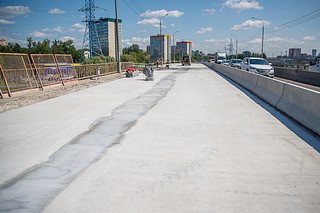 Подрядчик уже заменил асфальтобетонное покрытие, обустроил тротуар, установил современные барьерные и перильные ограждения, а также новое освещение в сторону Москвы