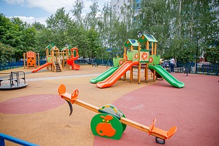 Андрей Иванов осмотрел детский игровой комплекс в поселке Горки-10 и хоккейную коробку вблизи дома № 29