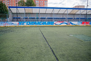 Андрей Иванов осмотрел детский игровой комплекс в поселке Горки-10 и хоккейную коробку вблизи дома № 29