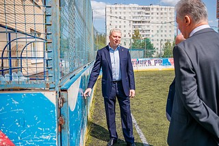 Андрей Иванов осмотрел детский игровой комплекс в поселке Горки-10 и хоккейную коробку вблизи дома № 29