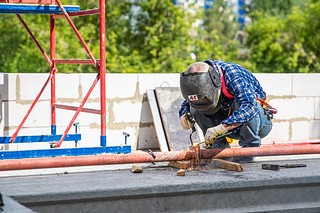 В настоящий момент строительная готовность корпуса превышает 40%: рабочие монтируют каркас 3-го этажа, возводят перегородки из кирпича и блоков, проводят вертикальную планировку