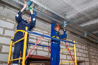 В настоящий момент строительная готовность корпуса превышает 40%: рабочие монтируют каркас 3-го этажа, возводят перегородки из кирпича и блоков, проводят вертикальную планировку