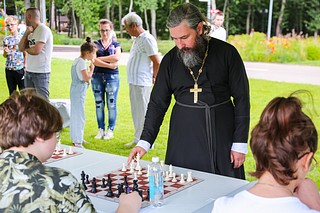 Сеанс одновременной игры с 15-ю юными шахматистами по приглашению Сергея Карякина провел заместитель благочинного Звенигородского округа, международный мастер по шахматам отец Николай (Куренков)