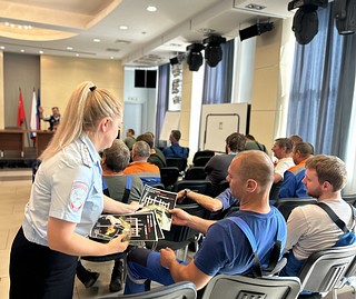 В Одинцовском округе продолжается социальный раунд «Трезвый водитель». Госавтоинспекторы провели беседу о безопасном поведении на дороге с водительским составом крупной организации