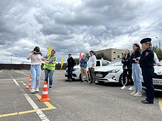 В рамках социального раунда «Трезвый водитель» сотрудники Госавтоинспекции совместно с представителями общественной организации «Союз безопасности дорожного движения» Московской области рассказали кандидатам в водители об инновационном учебном модуле «Дорога: территория трезвости» и предложили испытать его на себе