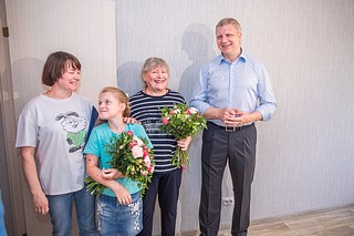 Андрей Иванов вручил ключи от новых квартир 28 переселенцам из аварийного жилья