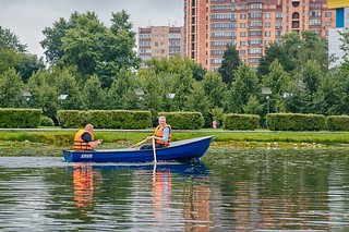 Глава Одинцовского городского округа Андрей Иванов открыл лодочную станцию у пруда на Центральной площади города. Размер террасы и пирса — 246 квадратных метров. Террасная доска настила сделана из натуральной лиственницы. Сама терраса будет оборудована зоной отдыха с шезлонгами, пуфами и зонтами