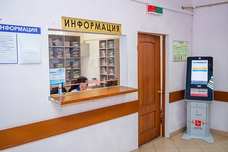 Глава Одинцовского городского округа Андрей Иванов проверил работу Татарковской врачебной амбулатории в поселке Часцы. Медицинское учреждение обслуживает поселок и деревню Часцы, Покровский городок, Д/О Покровское и поселок Гарь-Покровское. Всего к амбулатории прикреплено 6861 человек, в том числе 1249 детей. Проектная мощность — 50 посещений в смену