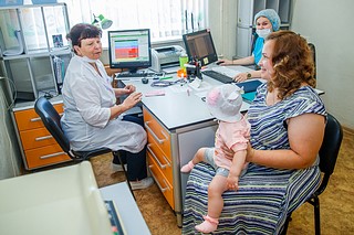 Глава Одинцовского городского округа Андрей Иванов проверил работу Татарковской врачебной амбулатории в поселке Часцы. Медицинское учреждение обслуживает поселок и деревню Часцы, Покровский городок, Д/О Покровское и поселок Гарь-Покровское. Всего к амбулатории прикреплено 6861 человек, в том числе 1249 детей. Проектная мощность — 50 посещений в смену