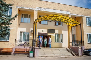 Глава Одинцовского городского округа Андрей Иванов проверил работу Татарковской врачебной амбулатории в поселке Часцы. Медицинское учреждение обслуживает поселок и деревню Часцы, Покровский городок, Д/О Покровское и поселок Гарь-Покровское. Всего к амбулатории прикреплено 6861 человек, в том числе 1249 детей. Проектная мощность — 50 посещений в смену