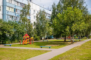 Глава Одинцовского городского округа посетил в рамках выездной инспекции поселок Путевой машинной станции — 4. В 2021 году в населенном пункте прошел комплексный ремонт дворовой территории