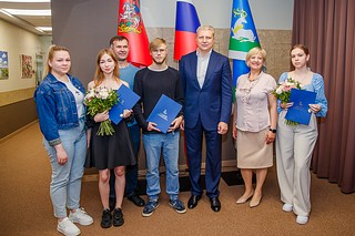 Андрей Иванов вручил ключи от квартир троим детям-сиротам