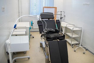 Строительство объекта, рассчитанного на 350 посещений в смену, завершено — сейчас помещения готовят к приему первых пациентов, идет установка медицинского оборудования, в том числе аппарата для рентген-исследований