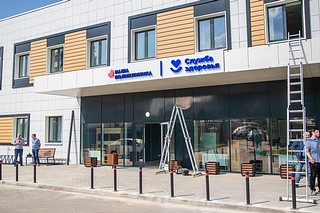 Строительство объекта, рассчитанного на 350 посещений в смену, завершено — сейчас помещения готовят к приему первых пациентов, идет установка медицинского оборудования, в том числе аппарата для рентген-исследований
