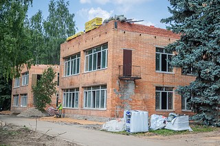 На объекте выполнены демонтажные работы, сейчас идет черновая отделка помещений. Общая строительная готовность — почти 20%