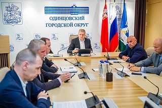 Последствия непогоды, которая обрушилась на Подмосковье во вторник и в ночь на среду, обсудили на оперативном совещании главы Одинцовского округа Андрея Иванова