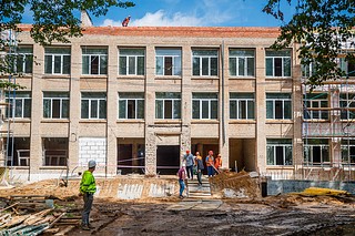 В Одинцовском городском округе продолжается реализация президентского проекта «Образование». Глава муниципалитета Андрей Иванов проинспектировал ход капитального ремонта школы № 2 имени Героя Советского Союза В. П. Безбородова. На объекте находятся 150 строителей, три трактора для вывоза мусора и подготовки площадки под благоустройство территории. Динамика работ за неделю составила 7 %