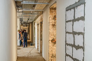 В Одинцовском городском округе продолжается реализация президентского проекта «Образование». Глава муниципалитета Андрей Иванов проинспектировал ход капитального ремонта школы № 2 имени Героя Советского Союза В. П. Безбородова. На объекте находятся 150 строителей, три трактора для вывоза мусора и подготовки площадки под благоустройство территории. Динамика работ за неделю составила 7 %