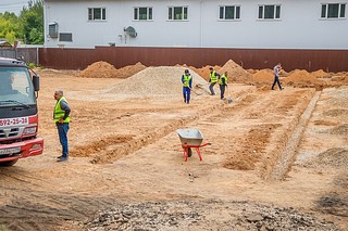 Глава Одинцовского округа Андрей Иванов вместе с жителями Звенигорода проверил, как идет реконструкция спортивного ядра на территории Введенской средней школы № 3 «КвантУм»