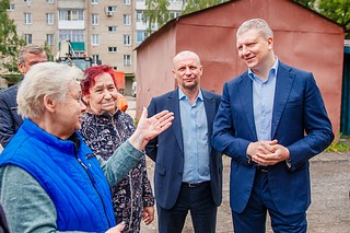 Глава Одинцовского округа Андрей Иванов вместе с жителями Звенигорода проверил ход благоустройства дворовой территории у домов №№ 3, 4, 5, 6 в микрорайоне Восточный