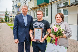Глава Одинцовского округа Андрей Иванов вручил Благодарственное письмо жителю поселка Старый городок Евгению Сунгатуллину. Молодой человек решительно проявил себя в чрезвычайной ситуации, которая произошла 29 июня — в этот день в доме № 12 по улице Школьная произошло возгорание электрического счетчика