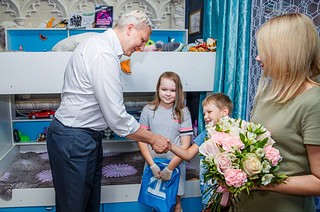 Андрей Иванов вручил в рамках ежегодной губернаторской программы рюкзак первокласснику из малообеспеченной семьи