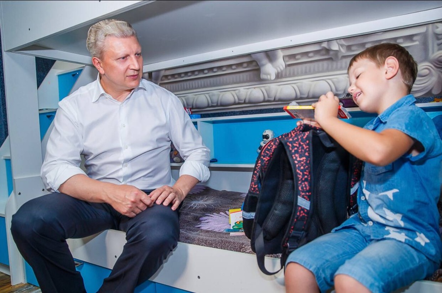 Андрей Иванов вручил в рамках ежегодной губернаторской программы рюкзак первокласснику из малообеспеченной семьи