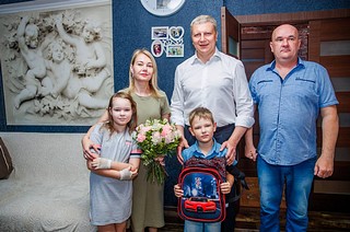 Андрей Иванов вручил в рамках ежегодной губернаторской программы рюкзак первокласснику из малообеспеченной семьи