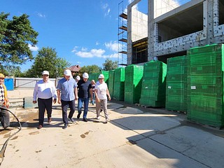 Лариса Лазутина проверила строительную готовность школы на 550 учеников в Горках-2