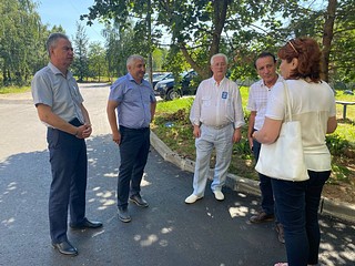 Депутаты Совета депутатов Одинцовского округа Владимир Семин, Владимир Виницкий и Вячеслав Киреев проверили ход ремонта подъездных путей к многоквартирным домам в Кубинке-8