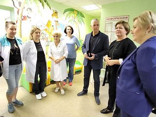 Первый заместитель председателя Московской областной Думы Лариса Лазутина и одинцовские депутаты проверили ход ремонтных работ в здании Врачебной амбулатории Заречье Одинцовской областной больницы