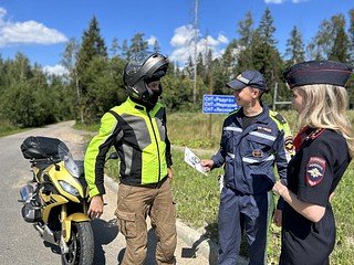 Госавтоинспекторы провели профилактические беседы с жителями дачных поселков и водителями мототранспорта