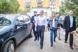 Андрей Иванов вместе с жителями проверил ход капремонта многоквартирного дома № 31 по улице Городок-17