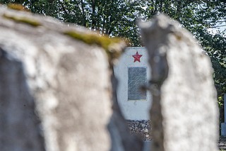 В деревне Акулово Одинцовского городского округа проводят работы по благоустройству общественной территории и ремонту Памятного знака, установленного в честь воинов 32-й стрелковой дивизии, защищавших Москву в 1941 г.»