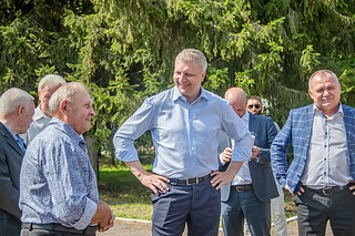 Андрей Иванов проверил выполнение работ по благоустройству памятного знака в деревне Акулово