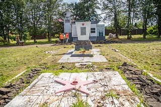В деревне Акулово Одинцовского городского округа проводят работы по благоустройству общественной территории и ремонту Памятного знака, установленного в честь воинов 32-й стрелковой дивизии, защищавших Москву в 1941 г.»