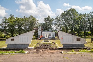 В деревне Акулово Одинцовского городского округа проводят работы по благоустройству общественной территории и ремонту Памятного знака, установленного в честь воинов 32-й стрелковой дивизии, защищавших Москву в 1941 г.»