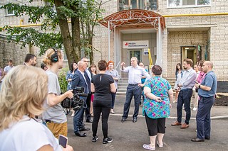 Андрей Иванов проверил благоустройство дворовой территории на улице Городок-17 в Больших Вяземах