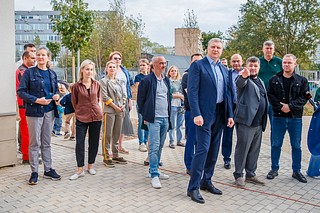 Глава Одинцовского округа Андрей Иванов вместе с жителями рабочего поселка Новоивановское осмотрел новый детский на 300 воспитанников на улице Агрохимиков