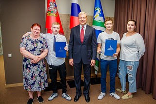 Андрей Иванов вручил ключи от квартир двоим детям-сиротам
