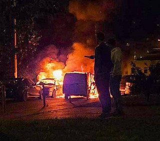 В 00:05 ночи 26 августа поступило сообщение о возгорании автомобиля, припаркованного по адресу: п. Немчиновка, Советский проспект, д. 102. По предварительной информации, пожар возник из-за неисправной электропроводки